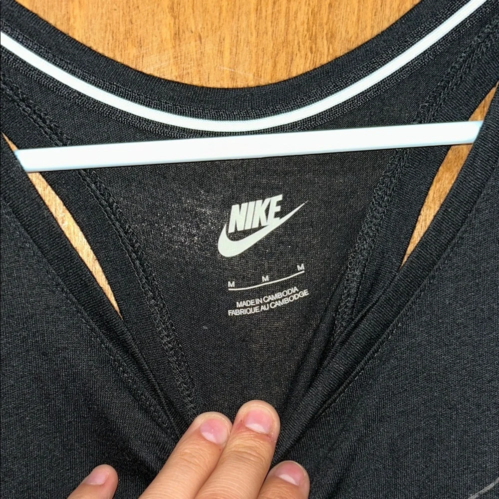 Nike Black Racerback Tank Top Relaxed Fit - Picture 2 of 4